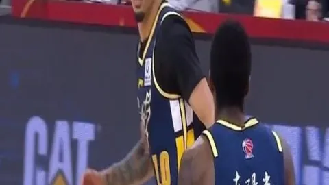 “罗马诺独家披露：富安健洋加盟阿贾克斯，自由身签约至2026，携手共创辉煌！”